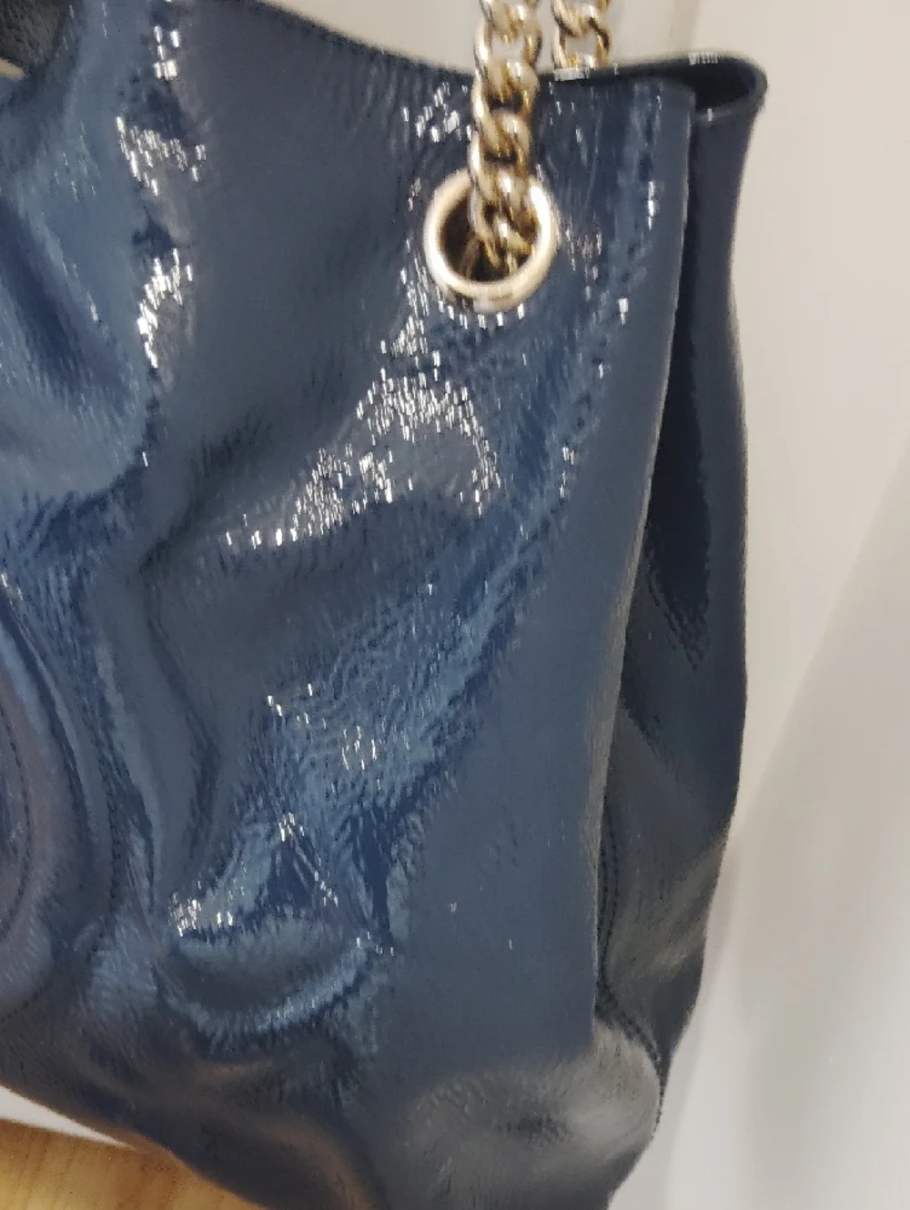 Pre- loved Gucci Patent Leather Chain Shoulder Bag in Navy. - Picture 5 of 12